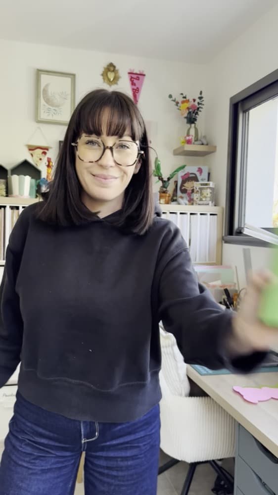 Vidéo de @sacholline : créatrice souriante présentant son projet dans son atelier