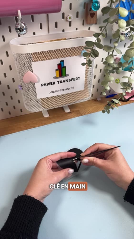 Vidéo de @papier_transfert : échenillage d’un motif en flex noir au crochet, « Clé en main »
