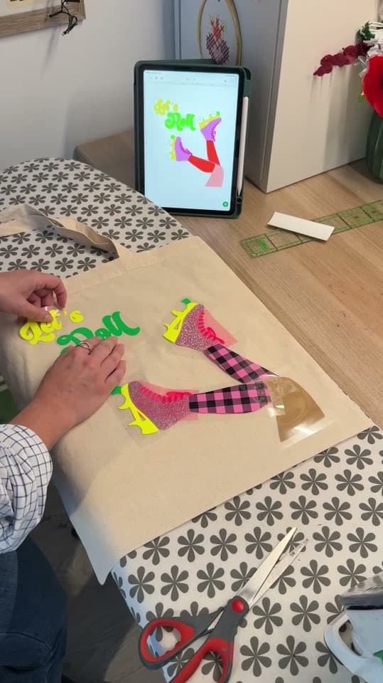 Vidéo de @lafabrik.by.decolibri : pose de motifs en flex fluo sur un tote bag, modèle sur tablette