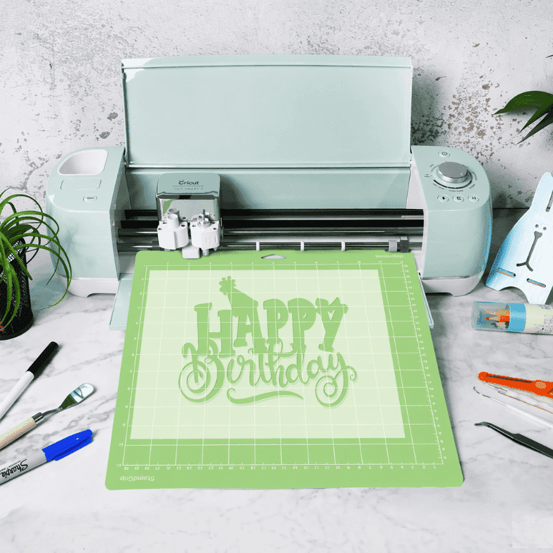 Tapis de découpe vert StandardGrip chargé dans une Cricut, motif Happy Birthday