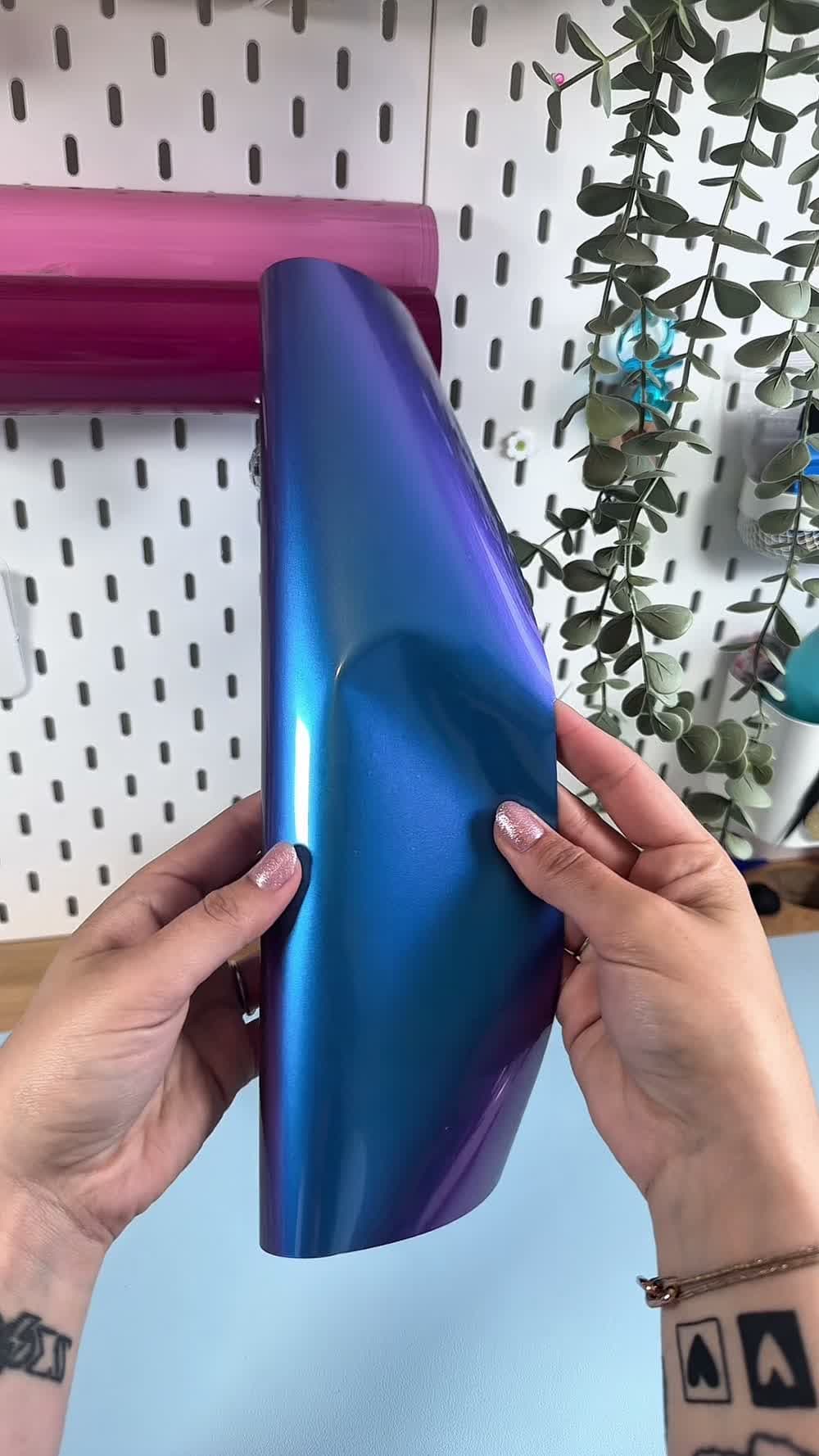 Vidéo : feuille de flex thermocollant Caméléon courbée entre les mains, reflets bleus et violets