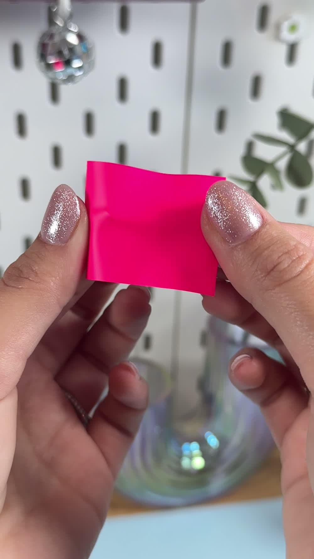 Vidéo du flex thermocollant fluorescent : échantillon rose fluo manipulé à la main