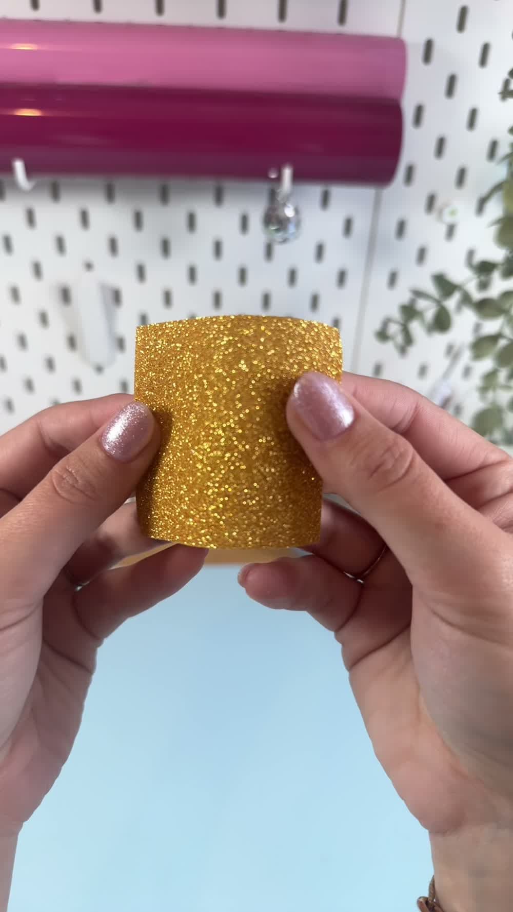 Vidéo du flex thermocollant pailleté : échantillon doré scintillant manipulé à la main