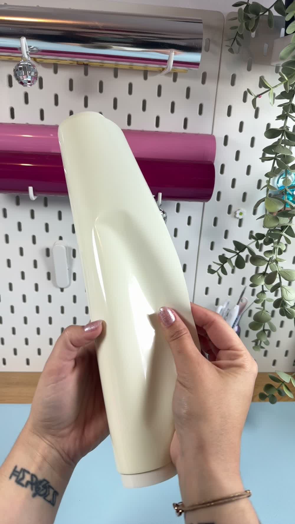 Vidéo du flex thermocollant phosphorescent : feuille blanche manipulée à la main