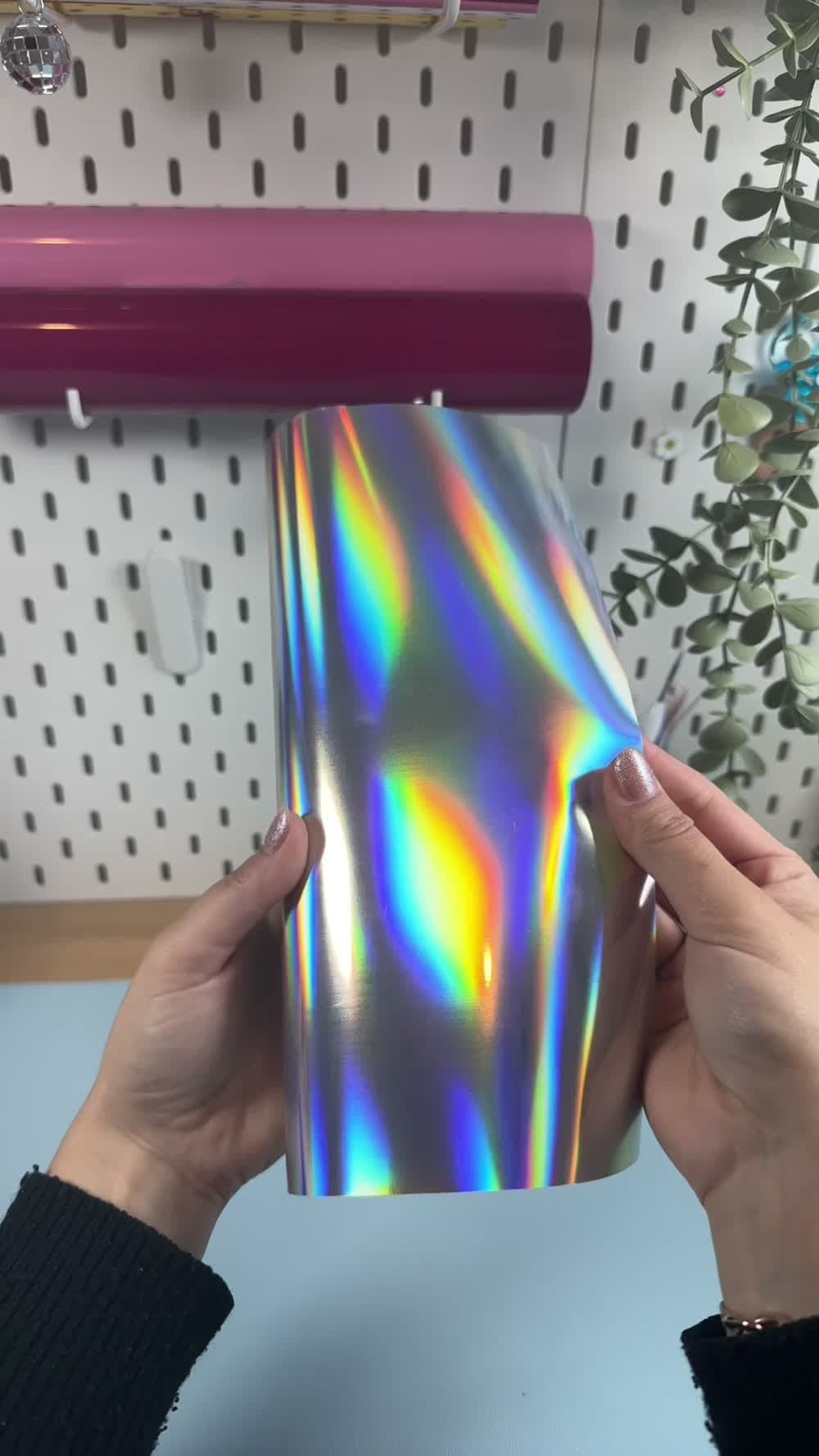 Vidéo du flex thermocollant holographique : feuille argentée aux reflets arc-en-ciel