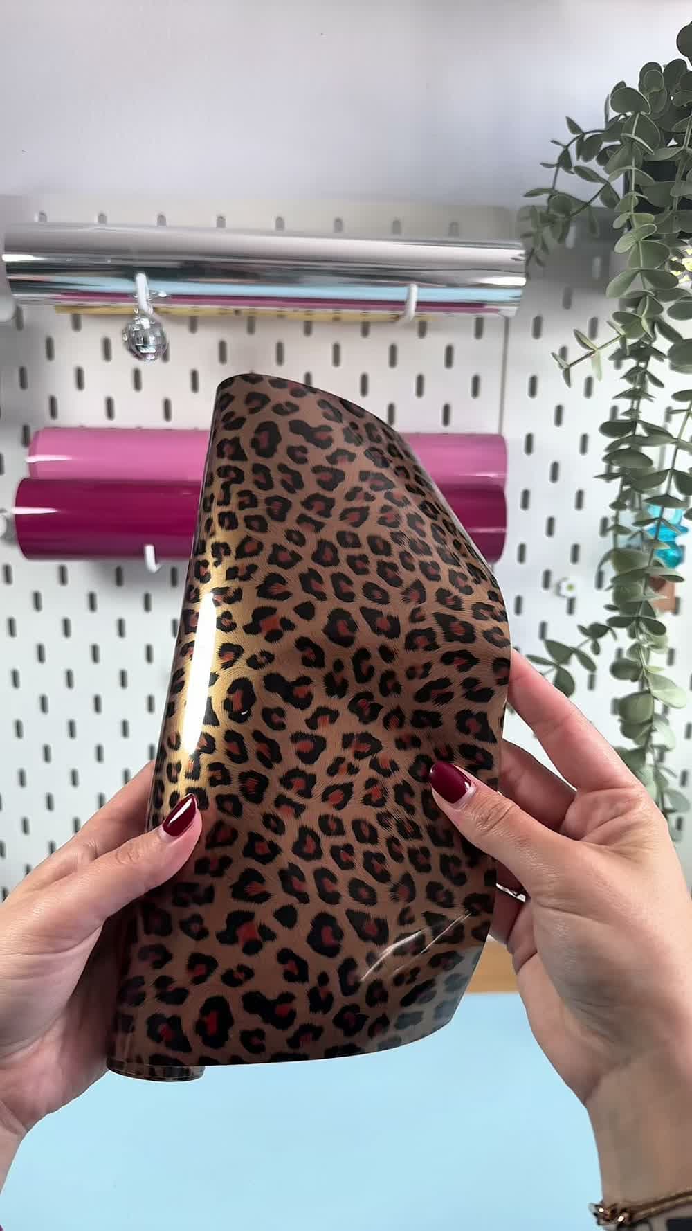 Vidéo du flex thermocollant léopard : feuille à motif léopard manipulée à la main