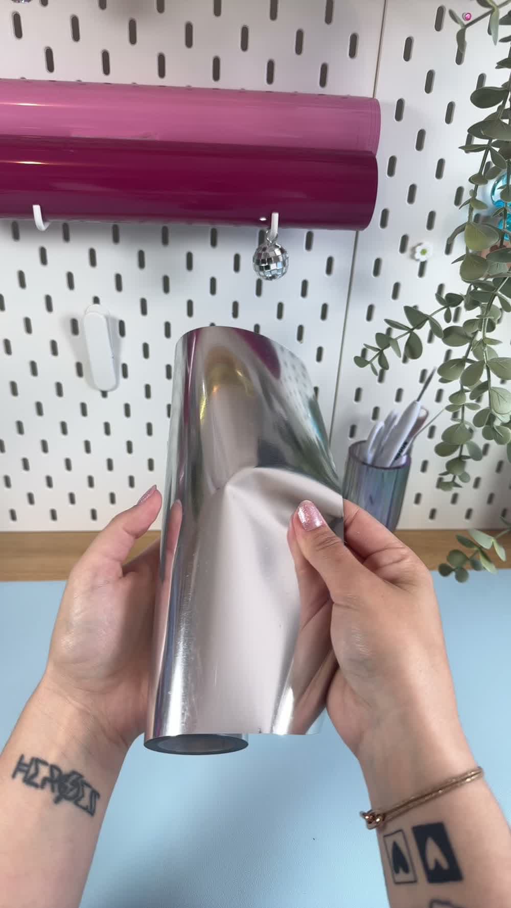 Vidéo du flex thermocollant métallique : feuille argent effet miroir manipulée à la main