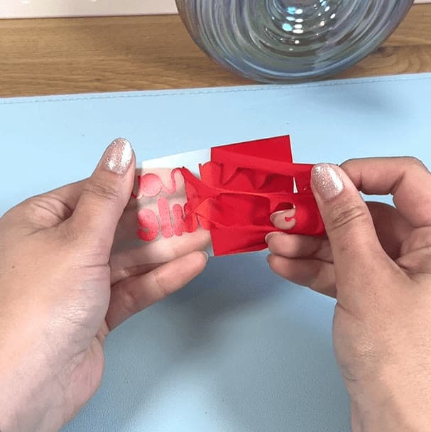 Vidéo du flex thermocollant Premium : échenillage à la main d'un motif découpé en rouge