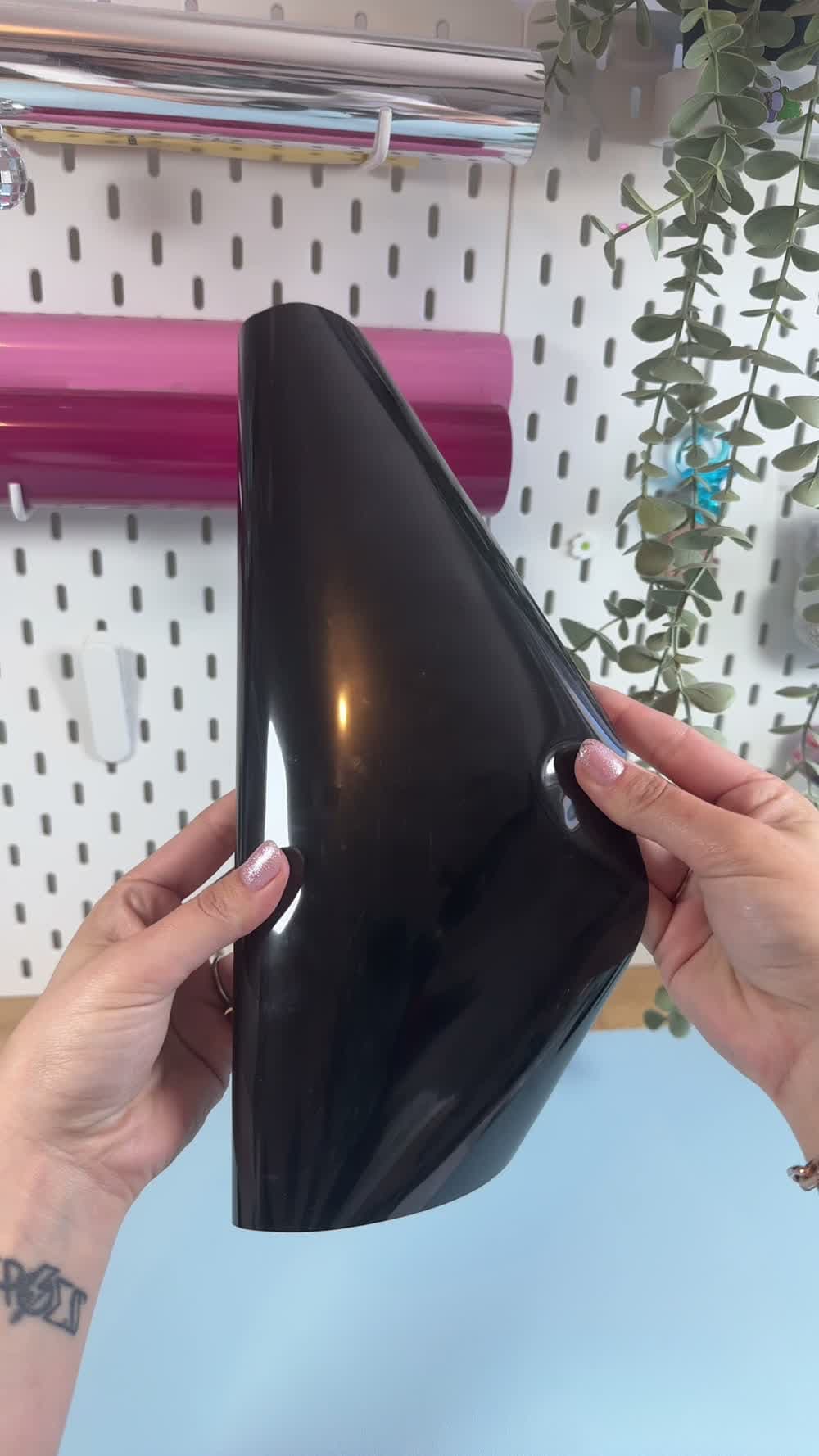 Vidéo du flex thermocollant gonflant : feuille noire brillante manipulée à la main