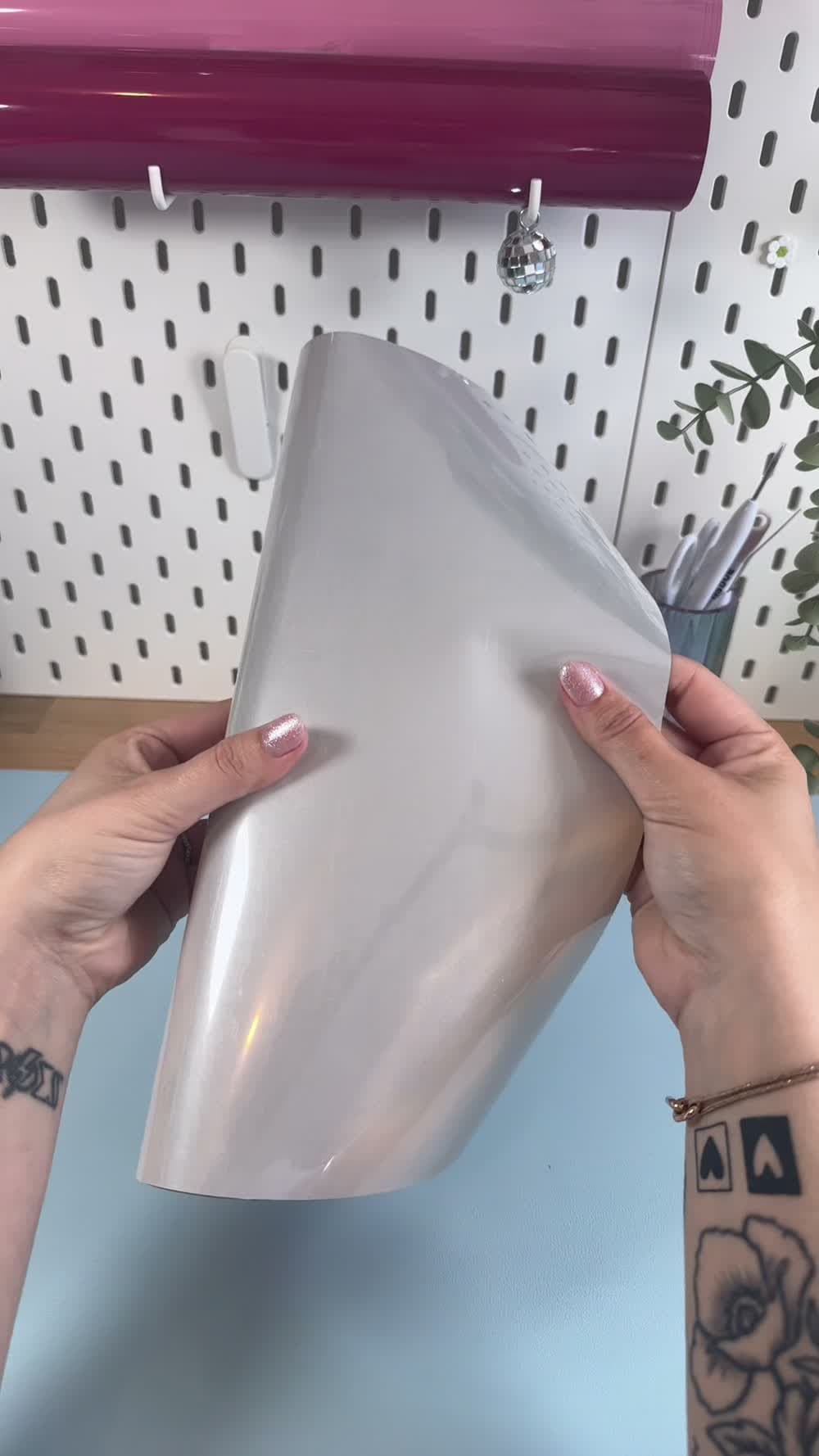 Vidéo du flex thermocollant réfléchissant : feuille gris argenté manipulée à la main
