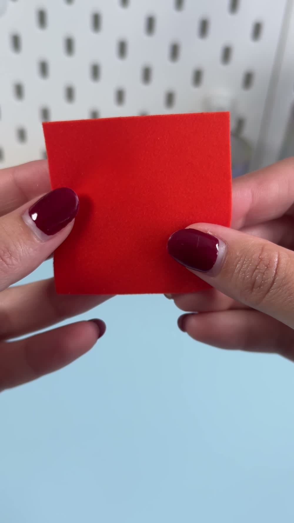Vidéo du flex thermocollant velours : carré rouge au toucher doux tenu à la main