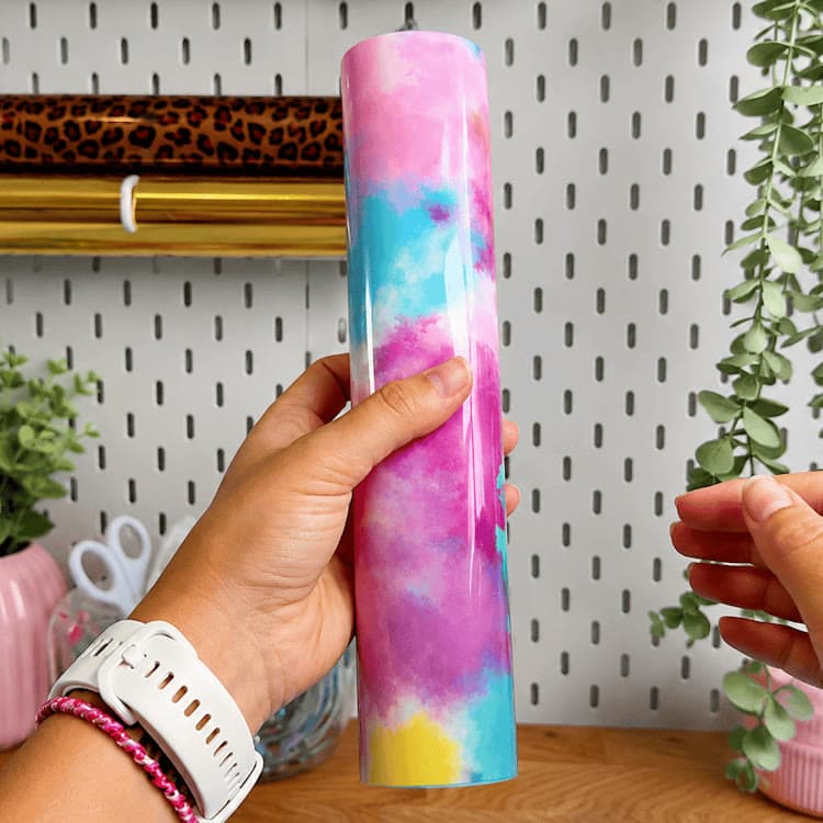 Vidéo du flex thermocollant aquarelle : rouleau aux teintes rose, bleu et jaune tenu à la main
