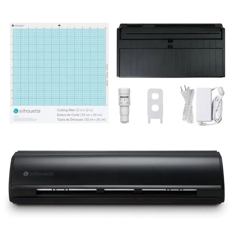 Silhouette Caméo 5 noire avec ses accessoires : tapis de découpe, lame AutoBlade et bloc d'alimentation