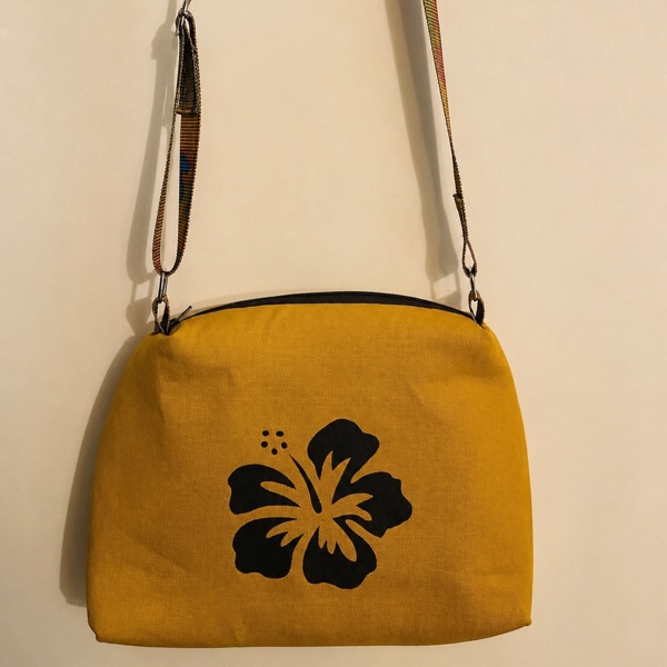 Sac bandoulière moutarde orné d’une fleur d’hibiscus en flex thermocollant noir