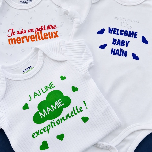 Bodies bébé blancs en flex coloré : « J’ai une mamie exceptionnelle ! », « Welcome baby Naïm »