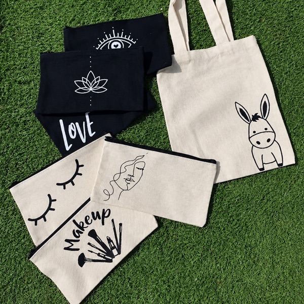 Trousses et tote bag en toile personnalisés en flex noir et blanc : âne, lotus, cils, « Love », « Makeup »