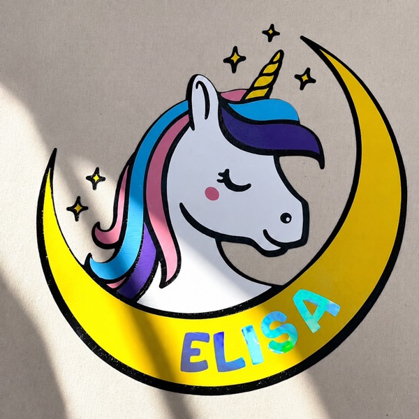 Licorne sur croissant de lune avec le prénom « Elisa » en flex multicolore et holographique