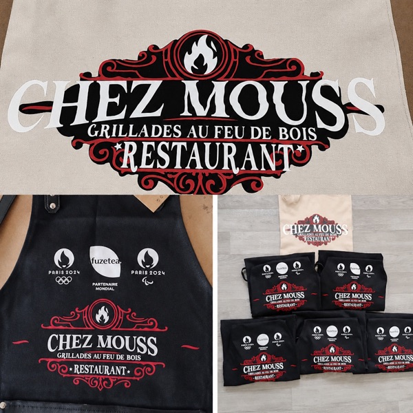 Tabliers noirs du restaurant « Chez Mouss » personnalisés avec leur logo en flex rouge et blanc