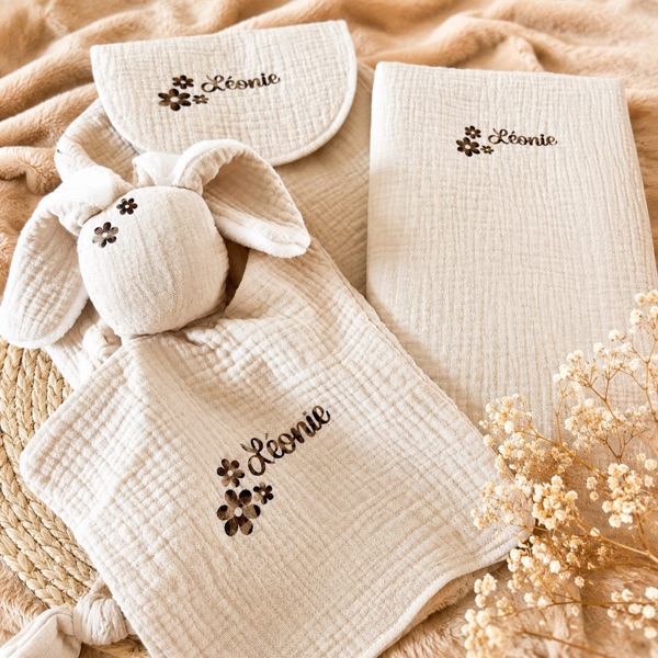 Doudou lapin et langes en gaze de coton personnalisés « Léonie » en flex marron à fleurs