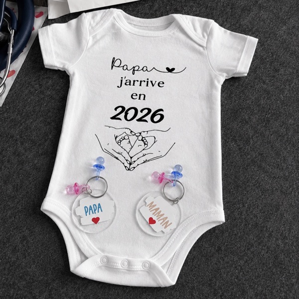 Body bébé « Papa j’arrive en 2026 » en flex noir pour une annonce de grossesse, avec porte-clés