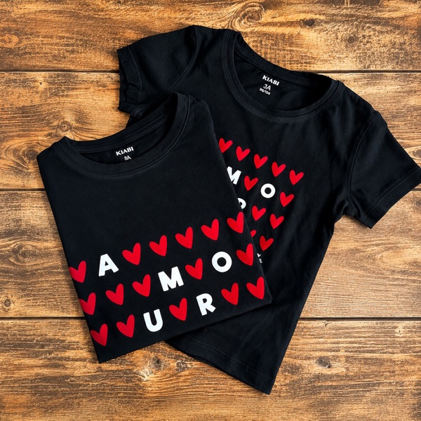 T-shirts noirs enfant « Amour » en flex blanc entouré de cœurs en flex rouge