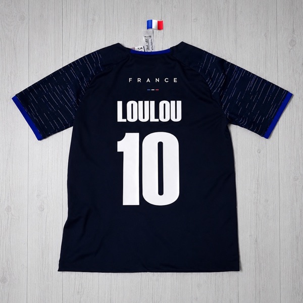 Maillot de foot bleu marine floqué « France », « Loulou » et numéro 10 en flex blanc